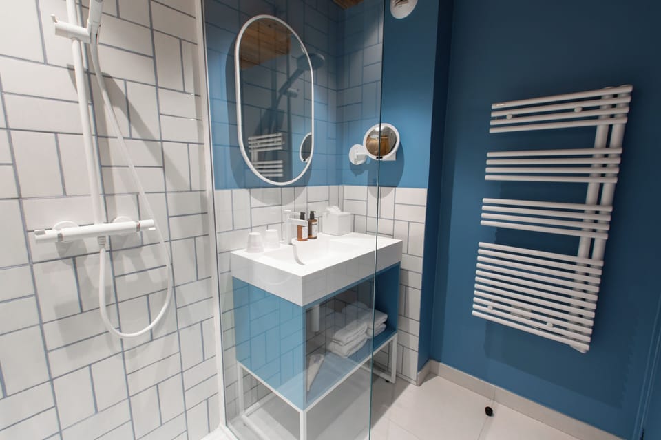 Shower, rainfall showerhead, free toiletries, hair dryer