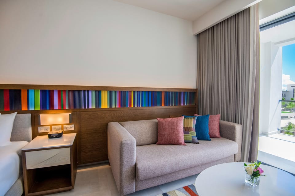 Junior Suite King | Living area | Flat-screen TV, iPod dock