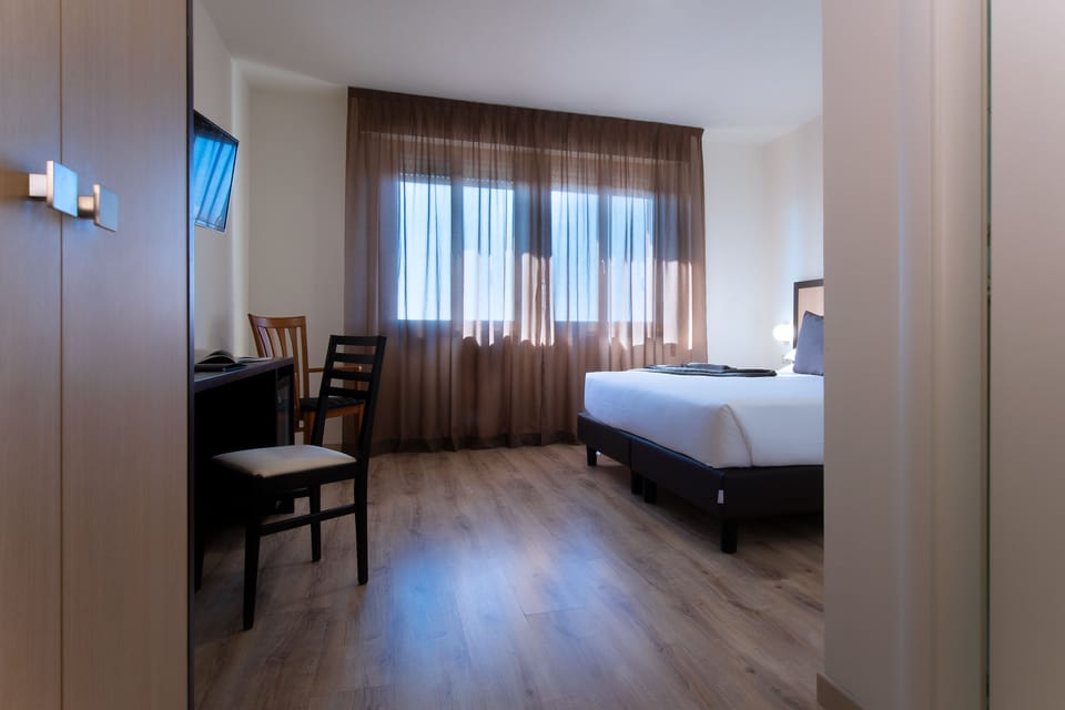 Minibar, in-room safe, desk, free WiFi