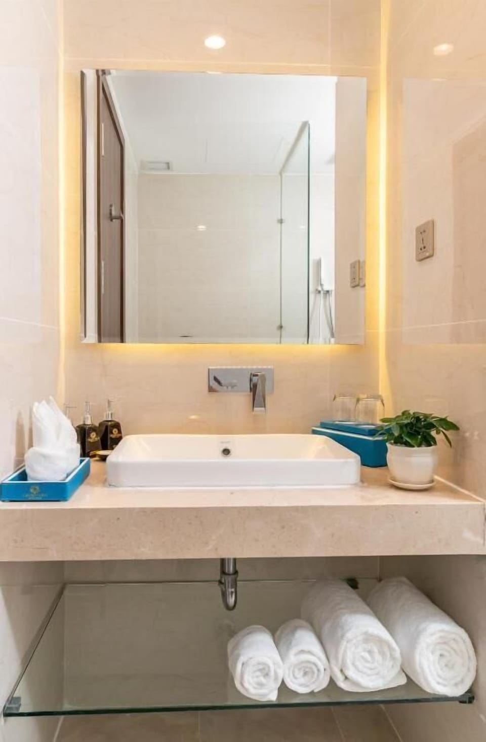 Deluxe Twin Room, Sea View | Bathroom | Shower, rainfall showerhead, free toiletries, hair dryer