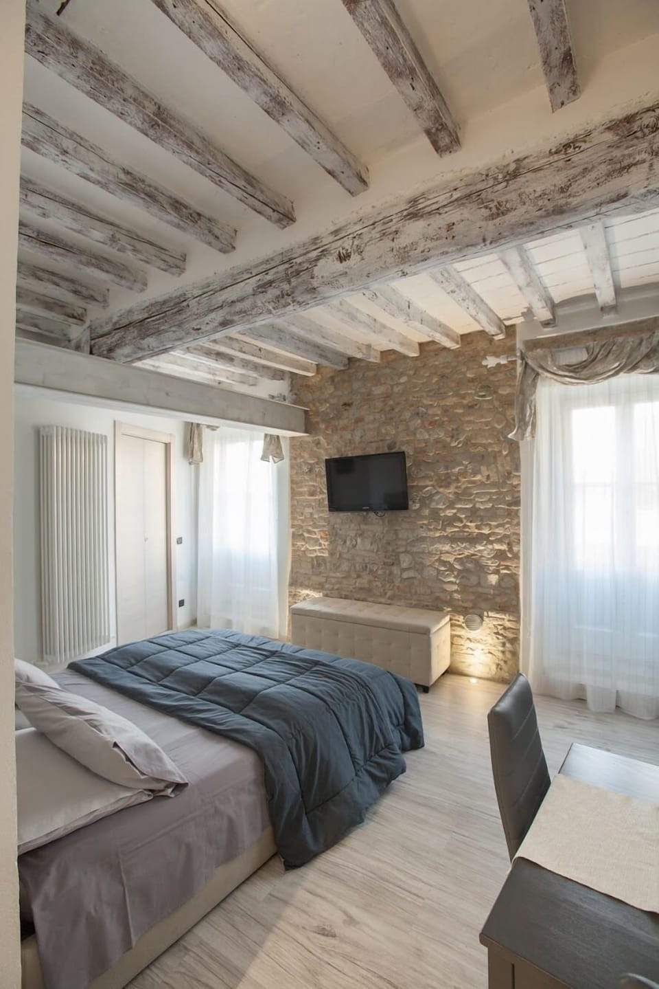 Deluxe Loft, 1 King Bed, Balcony, City View | Desk, soundproofing, free WiFi, bed sheets