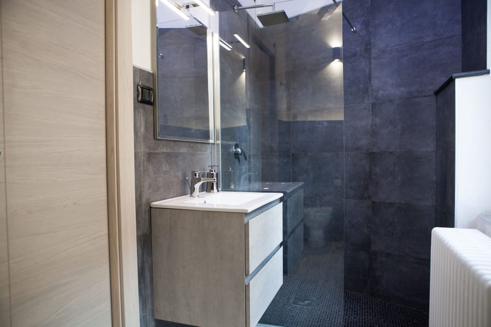 Shower, rainfall showerhead, free toiletries, hair dryer