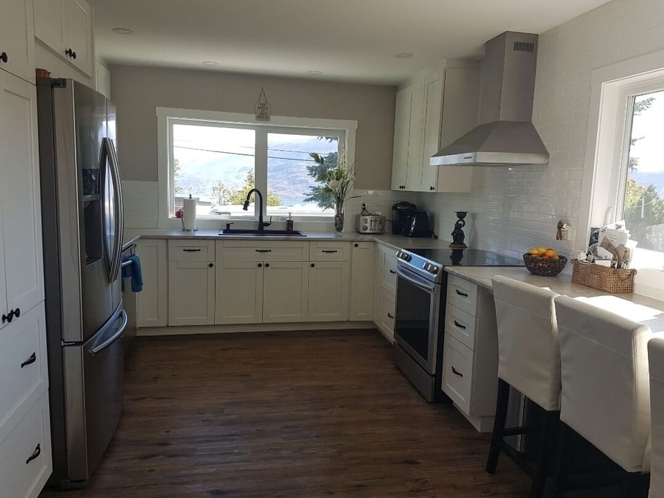 Coffee/tea maker, full-size fridge, microwave, oven