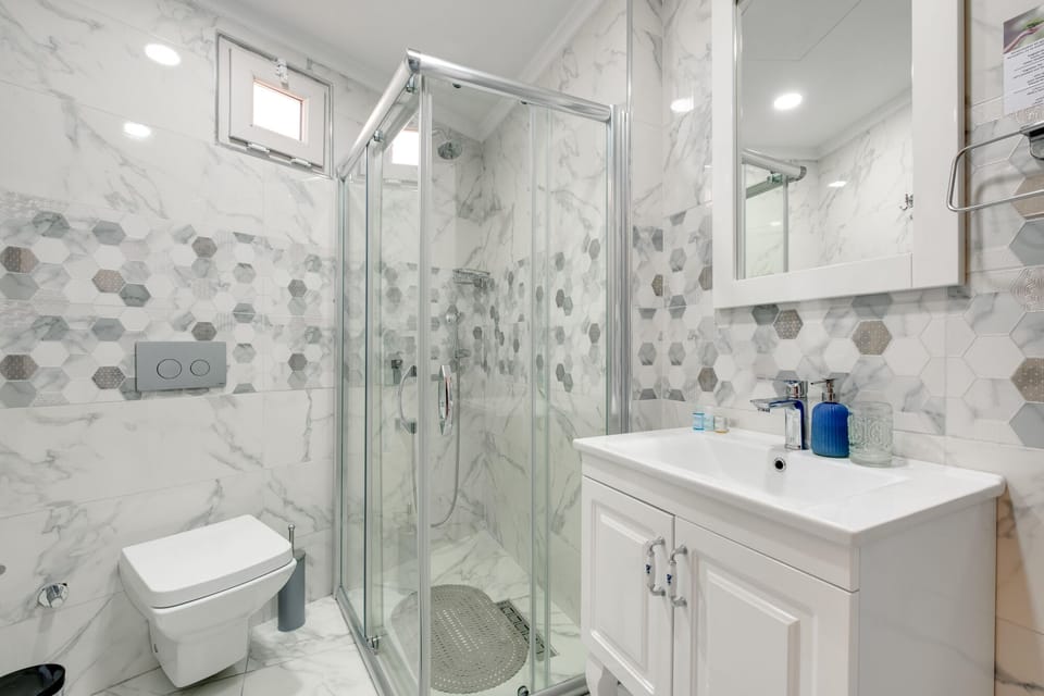 Shower, rainfall showerhead, free toiletries, hair dryer