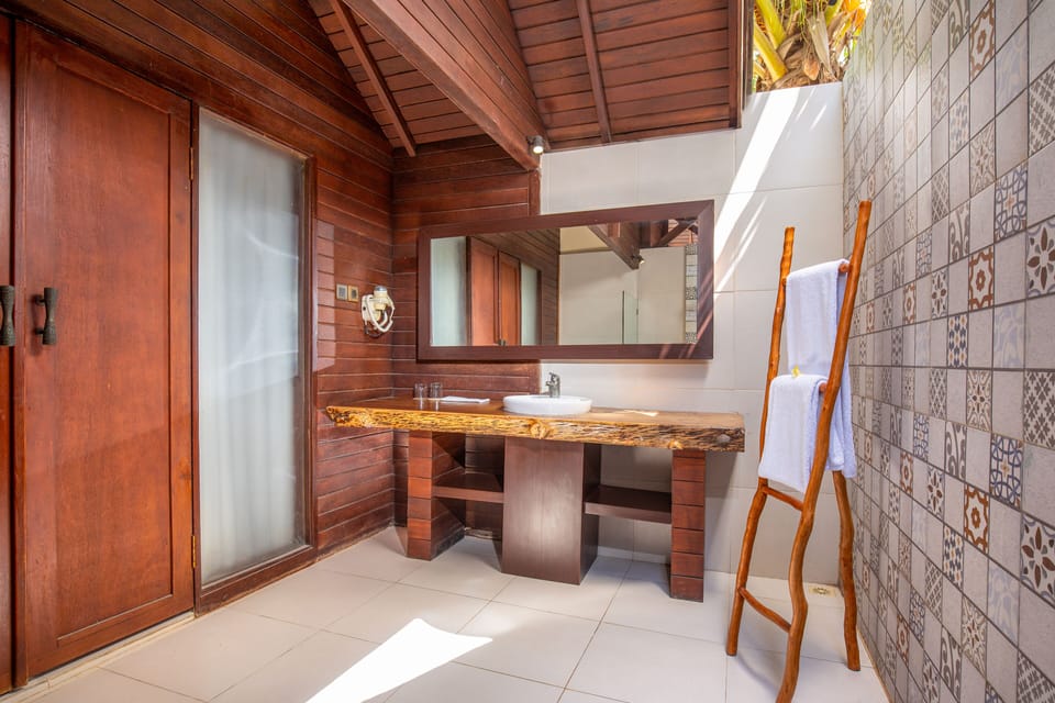 FRii Garden Cottage | Bathroom | Shower, free toiletries, hair dryer, bidet