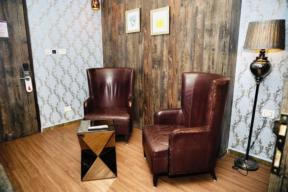 Junior Suite | Living area | TV, fireplace