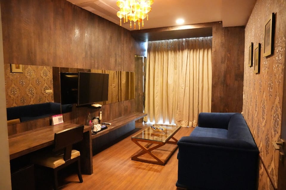 Royal Suite | Living area | TV, fireplace
