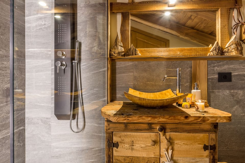 Double Room | Bathroom | Shower, designer toiletries, hair dryer, bidet