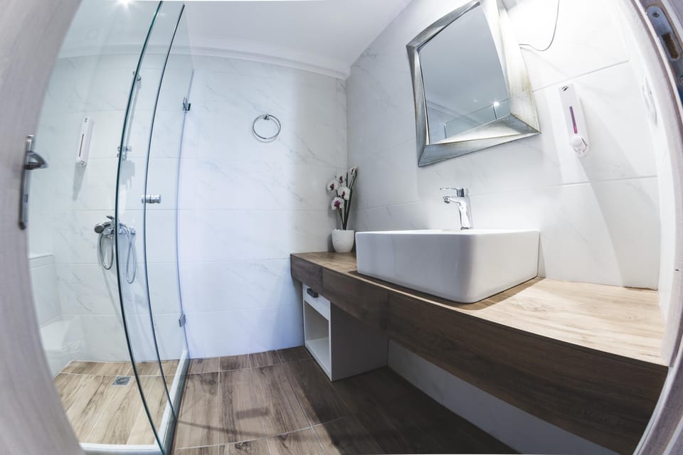 Economy Triple Room | Bathroom | Shower, rainfall showerhead, hair dryer, towels