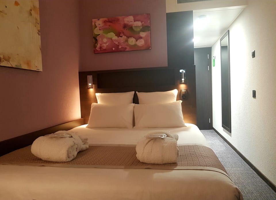 Double Room | Minibar, in-room safe, desk, soundproofing