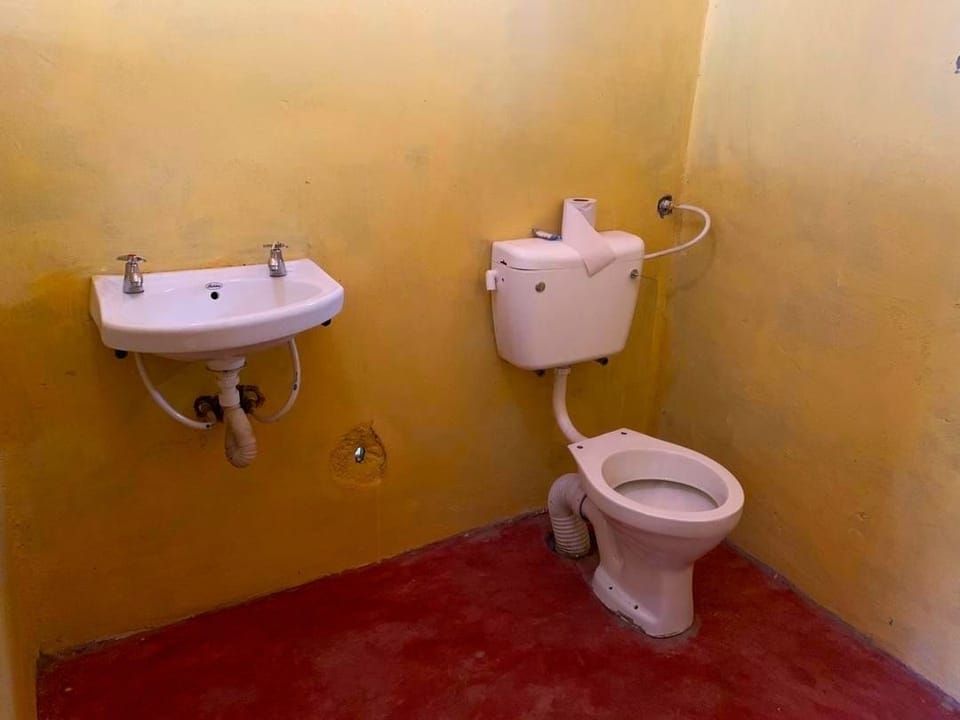 Shower, rainfall showerhead, free toiletries, slippers