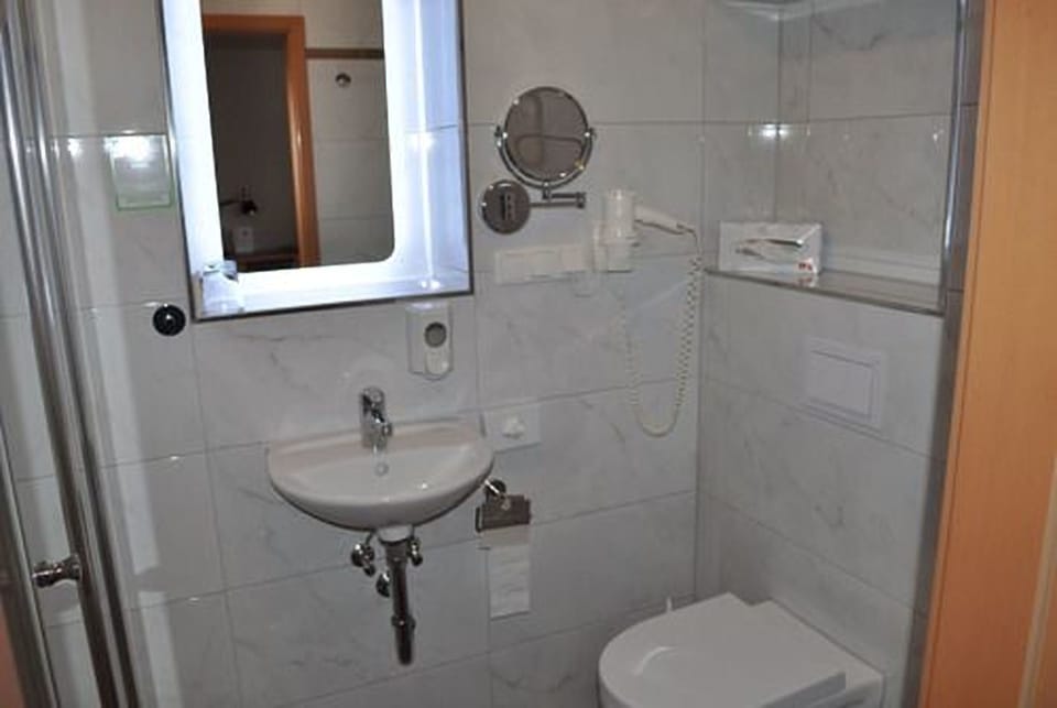 Single Room | Bathroom | Shower, towels