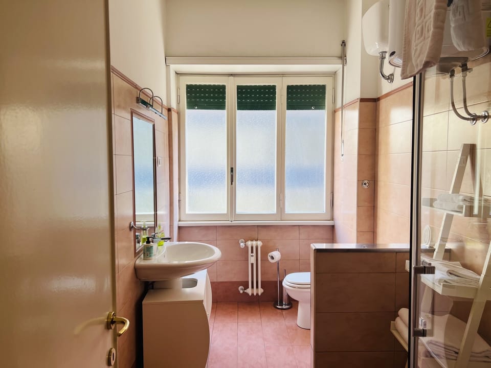 Triple Room, Ensuite | Bathroom | Shower, rainfall showerhead, free toiletries, hair dryer