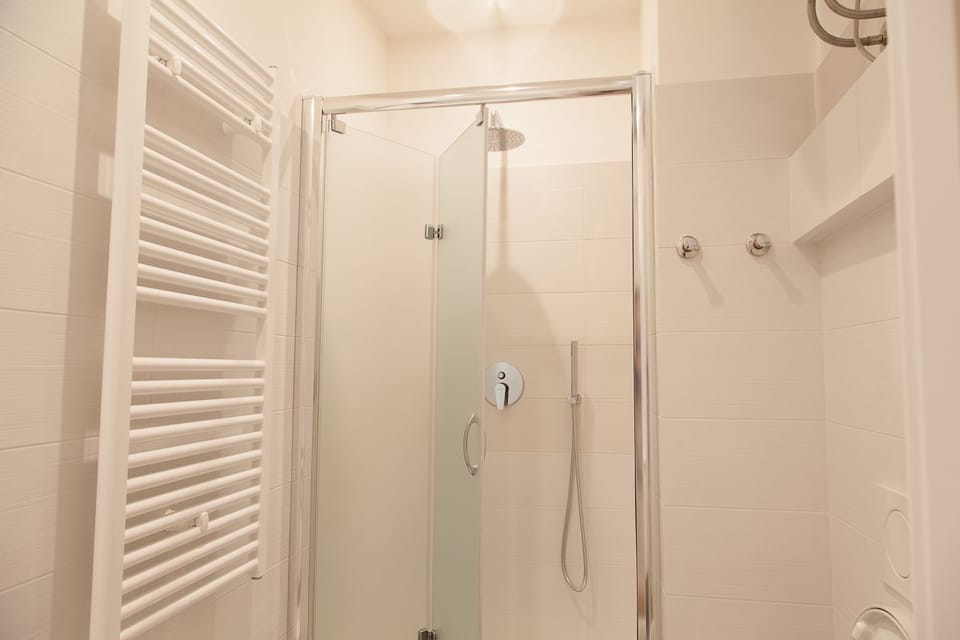 Double Room, Ensuite | Bathroom shower