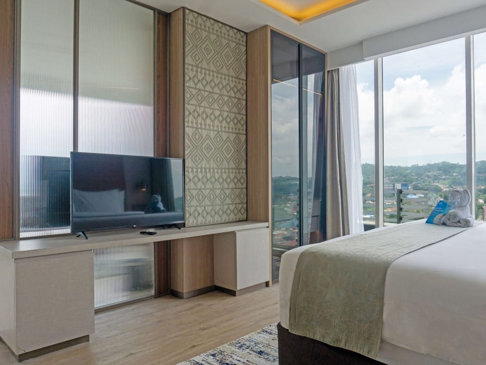 Business Suite, 1 King Bed, City View | In-room safe, desk, blackout drapes, iron/ironing board (on request)