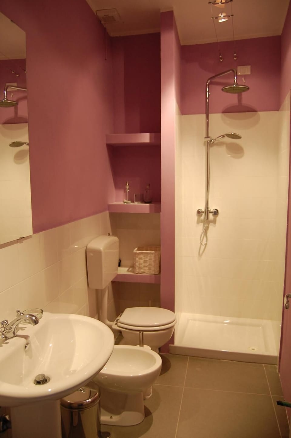 Shower, rainfall showerhead, free toiletries, hair dryer