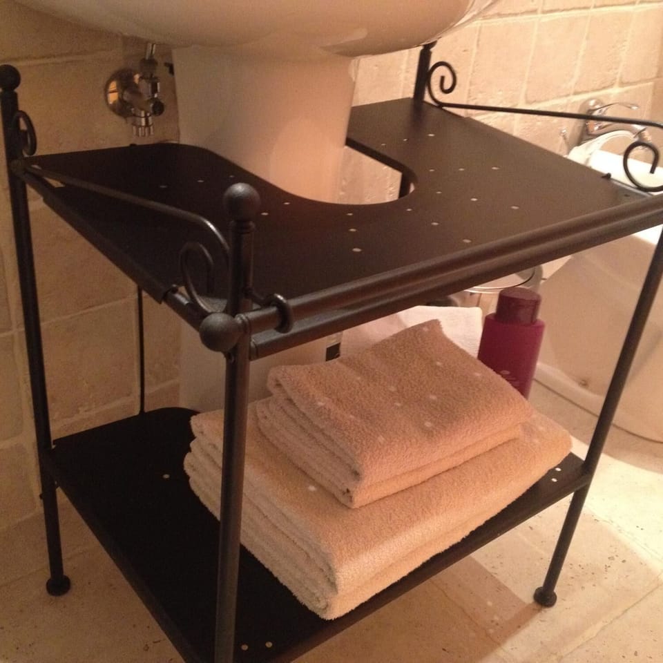 Shower, rainfall showerhead, free toiletries, hair dryer