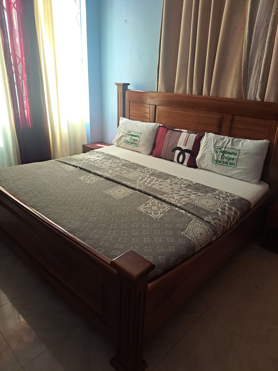 Egyptian cotton sheets, premium bedding, pillowtop beds, desk