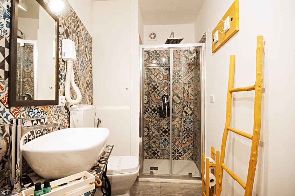 Deluxe Room (Cedar) | Bathroom | Shower, free toiletries, hair dryer, bidet