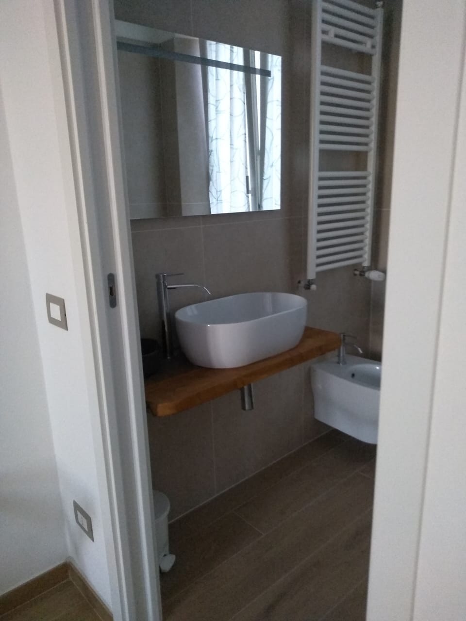 Shower, bidet, towels