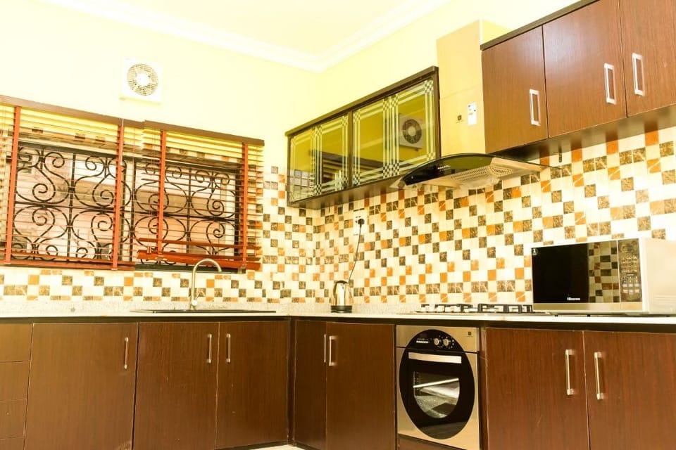Deluxe Villa | Private kitchen | Fridge, microwave, oven, stovetop