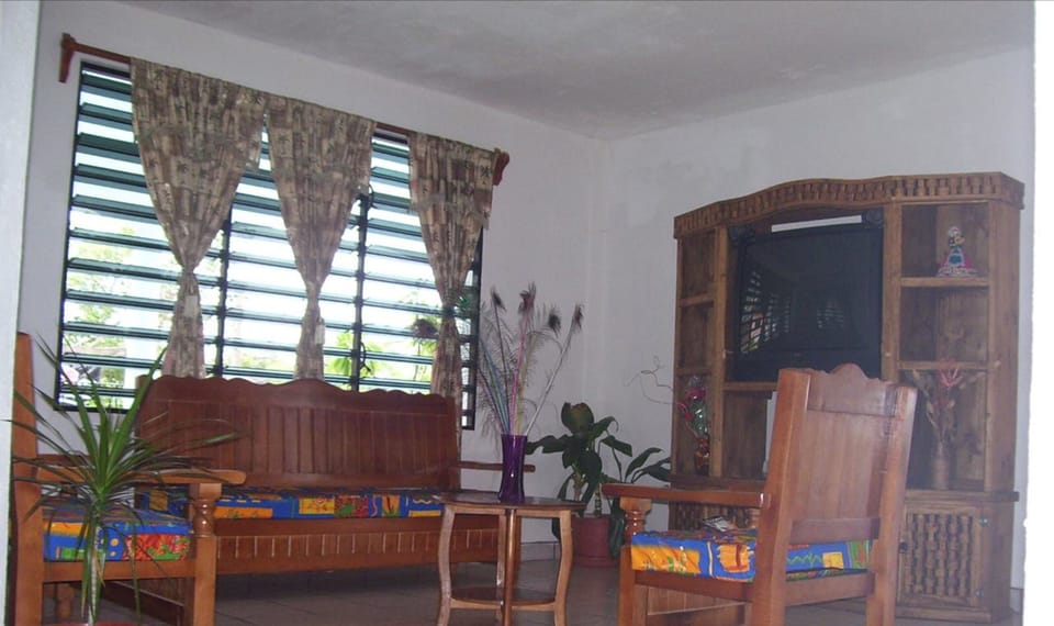 Traditional House, 3 Bedrooms, Terrace | Living room | TV