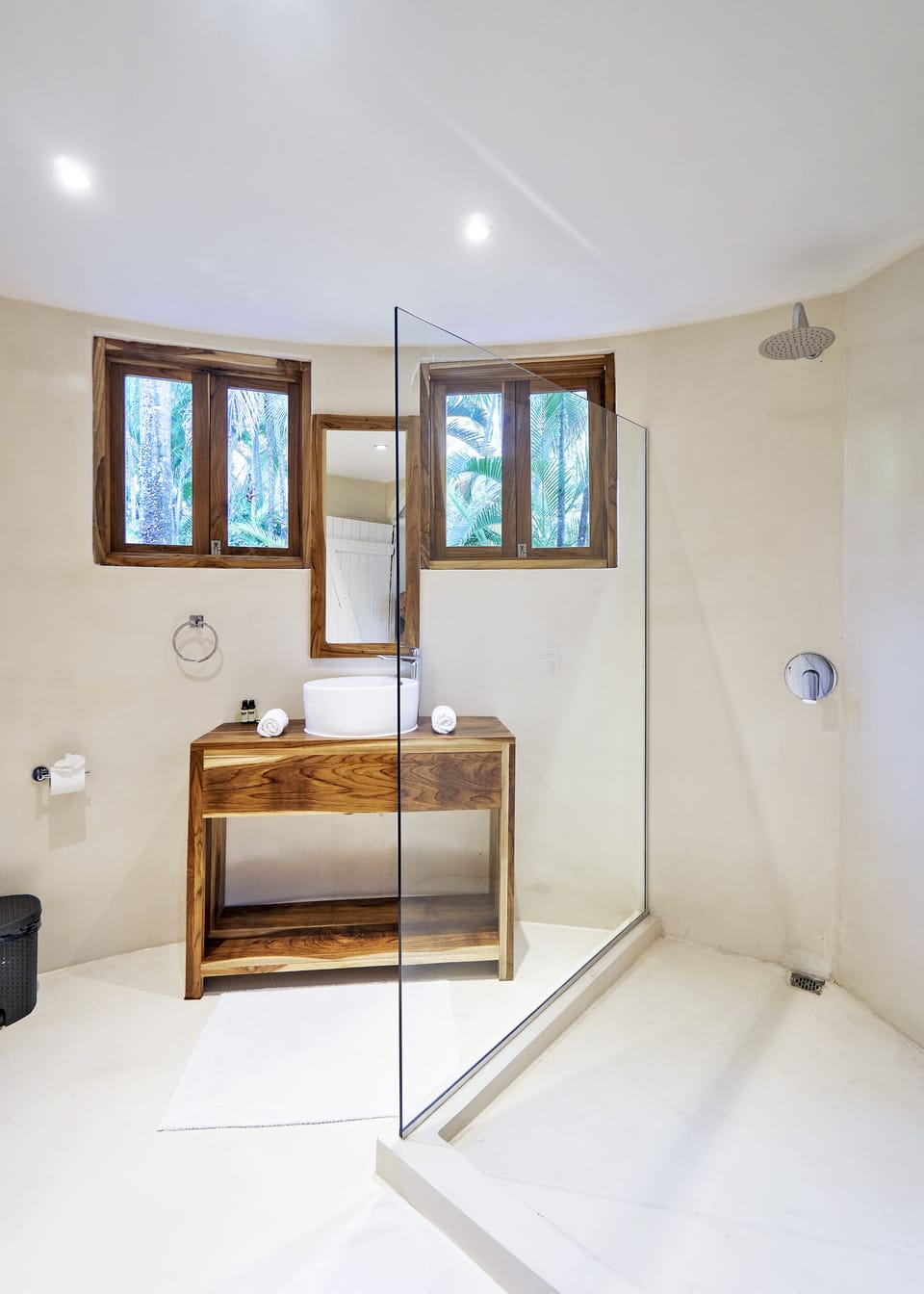 Deluxe Suite, Multiple Beds, Non Smoking, Sea View | Bathroom | Free toiletries, towels