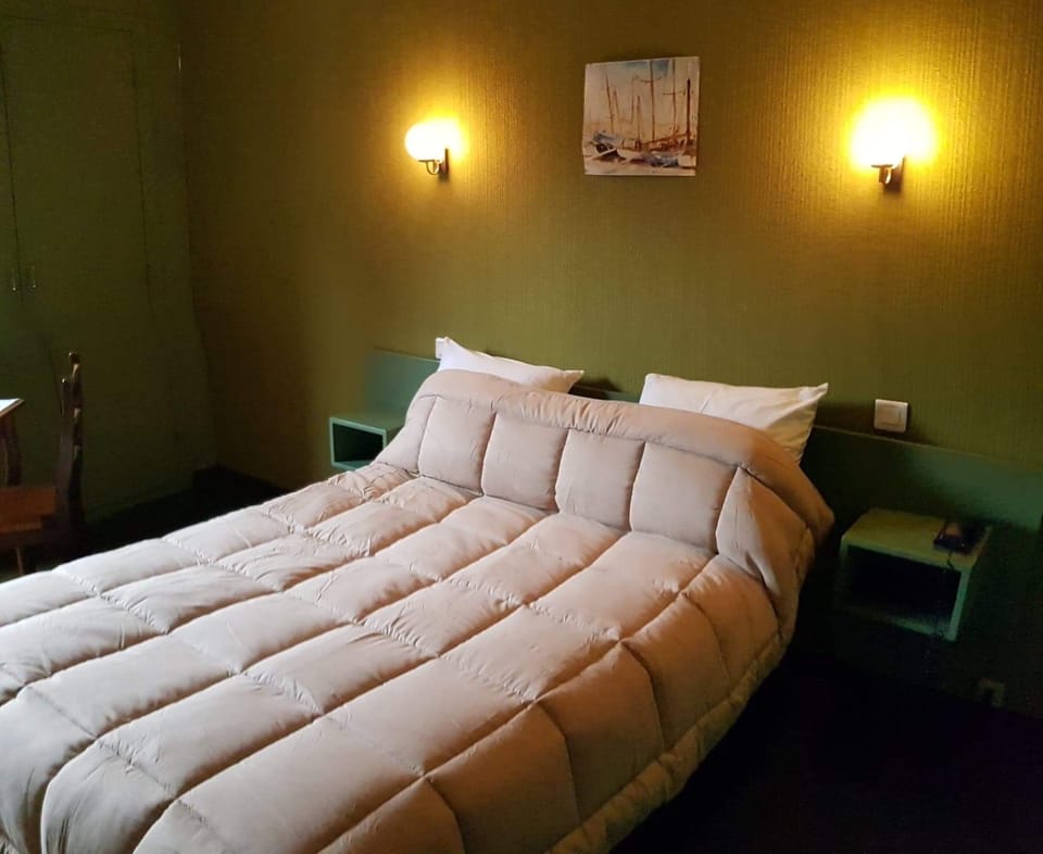 Double Room | Individually decorated, individually furnished, blackout drapes
