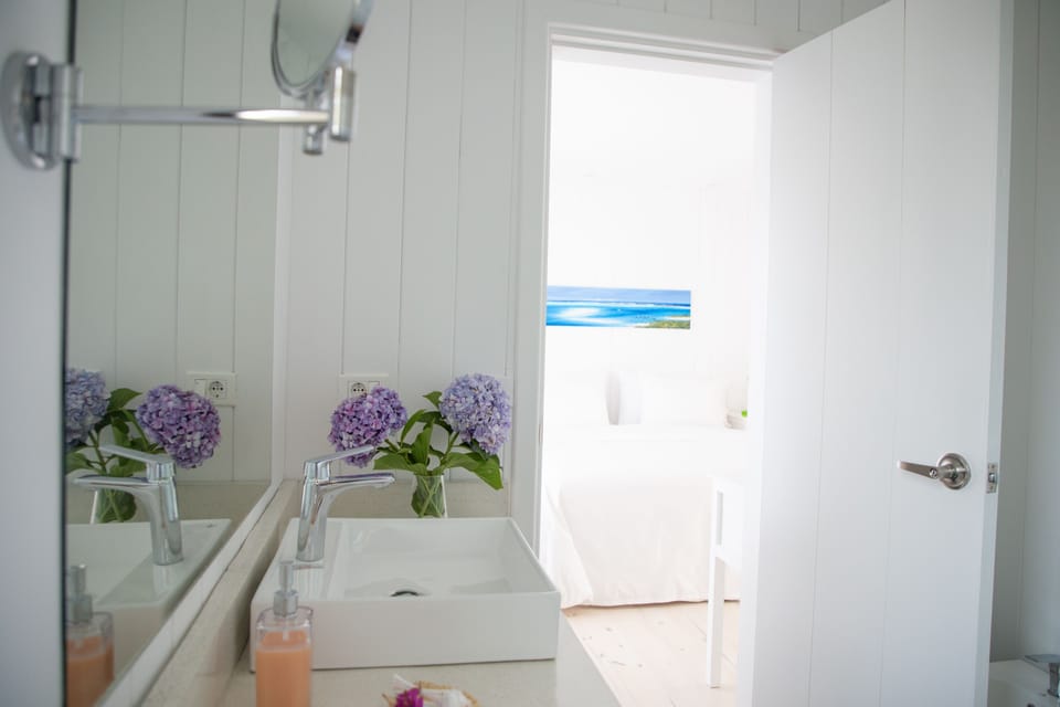 Double Room, 1 King Bed, Ensuite | Bathroom | Shower, rainfall showerhead, designer toiletries, hair dryer