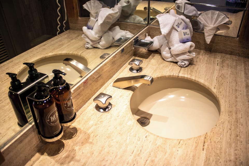 Executive Room, 1 Queen Bed, Non Smoking | Bathroom | Free toiletries, hair dryer, towels