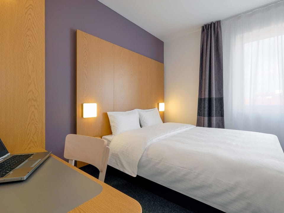 Double Room | Hypo-allergenic bedding available, desk, WiFi (free), bed sheets