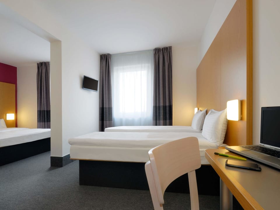 Hypo-allergenic bedding available, desk, WiFi (free), bed sheets