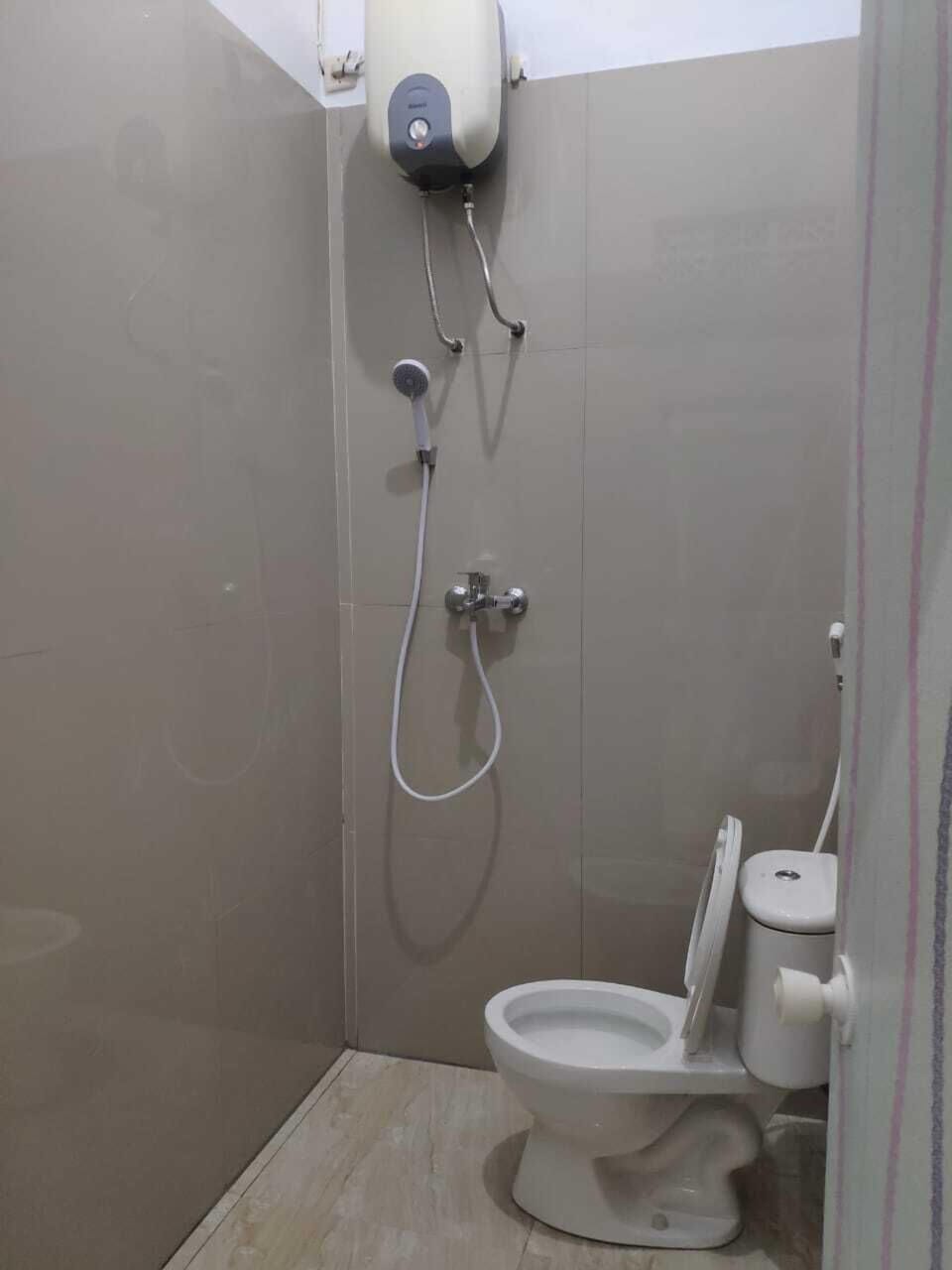 Deluxe Double Room (Bukti menikah wajib untuk pasangan) | Bathroom | Shower, free toiletries, slippers, towels