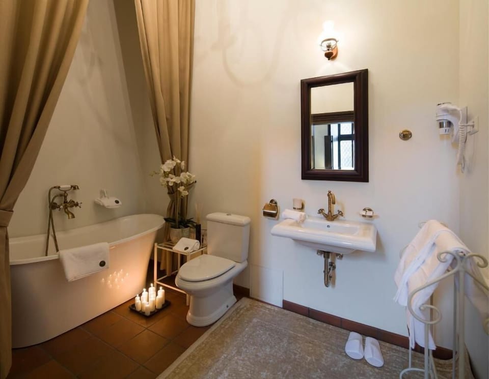 Superior Apartment, 1 King Bed, Non Smoking | Bathroom | Free toiletries, hair dryer, bathrobes, slippers