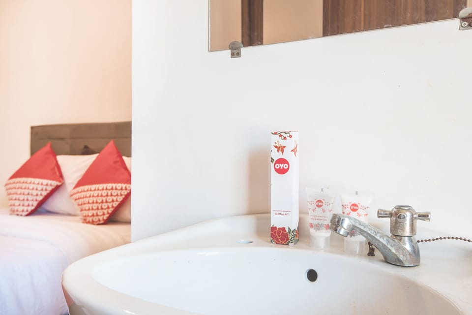 Standard Double Room | Bathroom amenities | Shower, towels