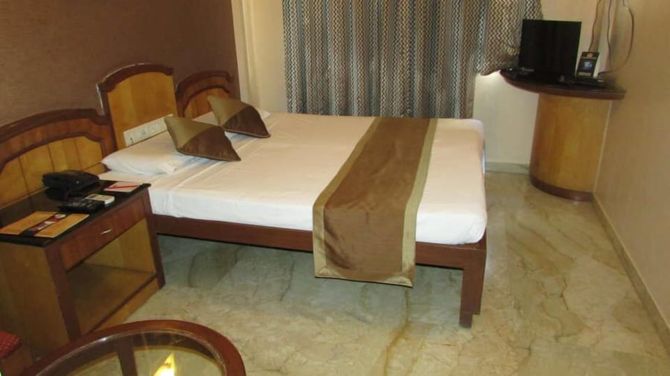 Deluxe Room | 1 bedroom, in-room safe, blackout drapes, rollaway beds