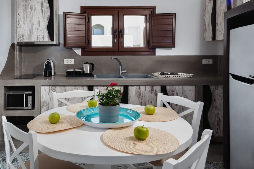 Family Suite, Hot Tub (External) | Egyptian cotton sheets, premium bedding, pillowtop beds, in-room safe