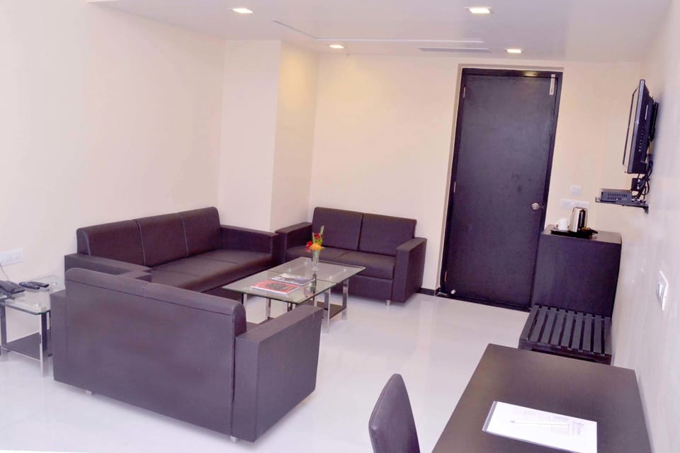 Luxury Suite | Living room | 40-inch LED TV with cable channels, TV