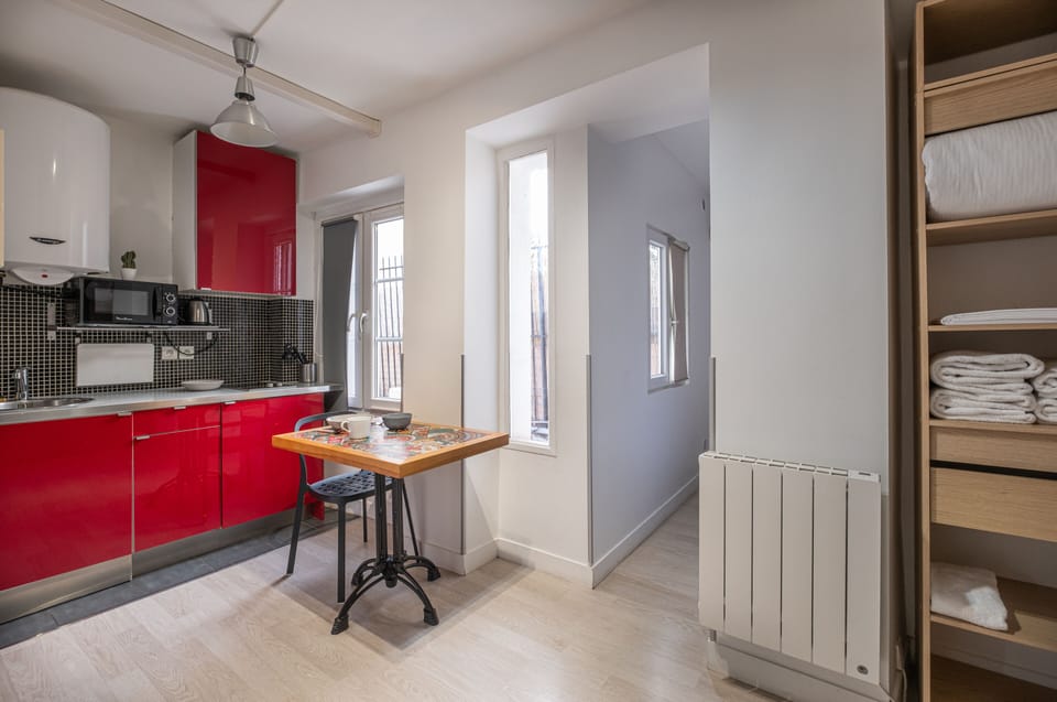 Traditional Studio, 1 Queen Bed with Sofa bed, Non Smoking | Private kitchen | Fridge, microwave, electric kettle, cookware/dishes/utensils