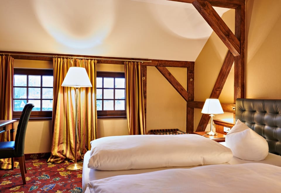 Deluxe Suite | In-room safe, desk, iron/ironing board, free WiFi