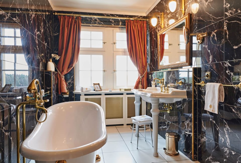 Suite | Bathroom | Shower, free toiletries, hair dryer, towels