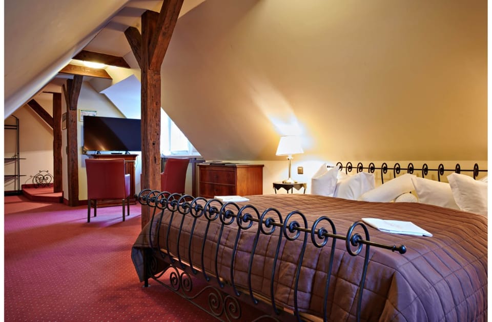 Deluxe Suite | In-room safe, desk, iron/ironing board, free WiFi