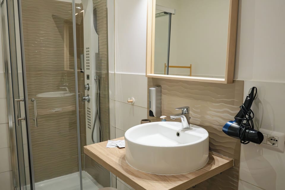 Junior Suite, 1 Queen Bed | Bathroom | Shower, hydromassage showerhead, free toiletries, hair dryer