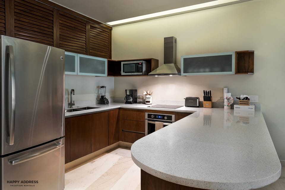 Apartment | Private kitchen | Fridge, microwave, oven, stovetop