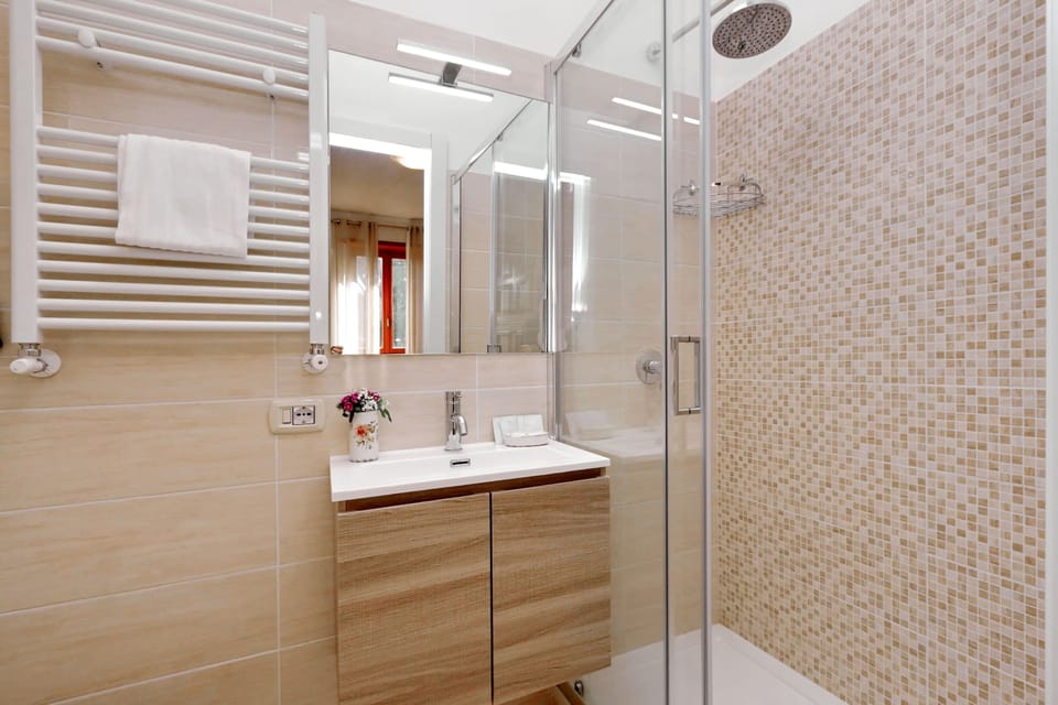 Classic Double Room, Non Smoking | Bathroom | Free toiletries, hair dryer, bidet
