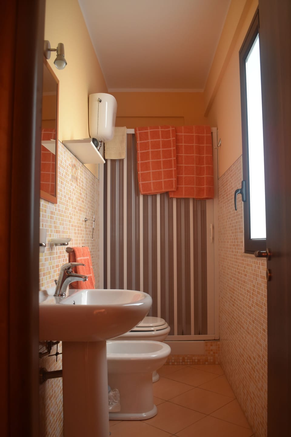 Double or Twin Room | Bathroom | Shower, rainfall showerhead, bidet, towels