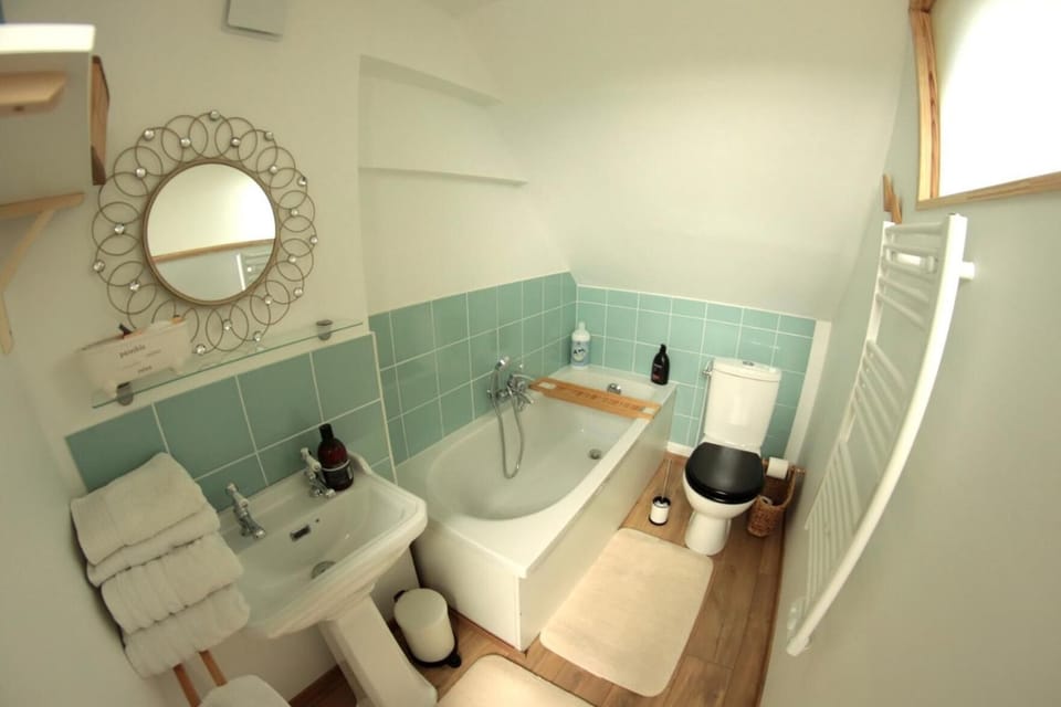 Bathtub, deep soaking tub, free toiletries, hair dryer