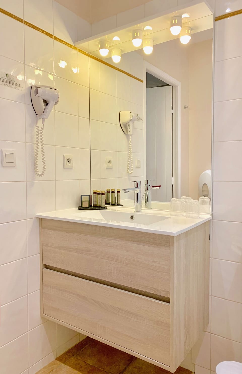 Bathroom sink