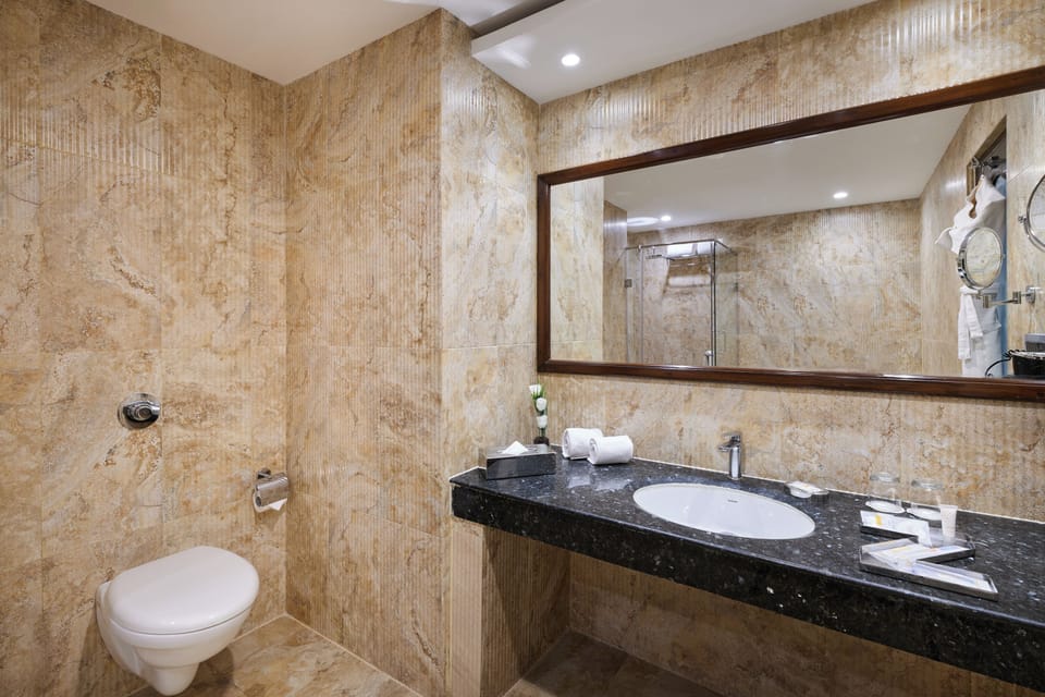 Shower, rainfall showerhead, free toiletries, hair dryer