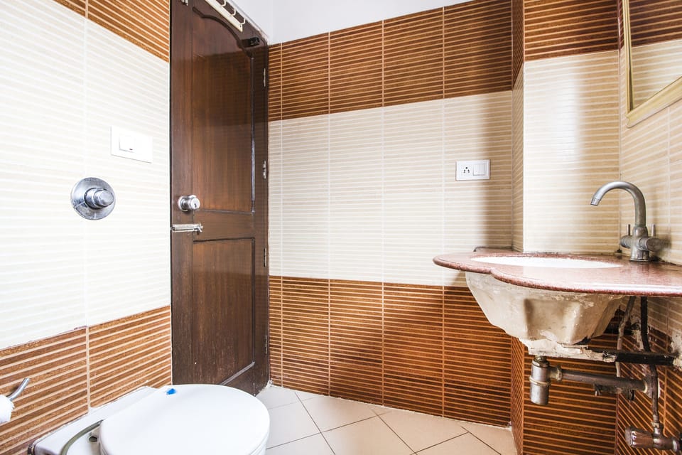 Deluxe Room, 1 Double Bed, Non Smoking | Bathroom | Shower, rainfall showerhead, free toiletries